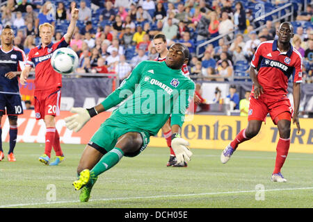 Agosto 17, 2013 - Foxborough, Massachusetts, STATI UNITI D'AMERICA - Agosto 17, 2013 - Foxborough, Massachusetts, STATI UNITI - Chicago Fire portiere Sean Johnson (25) blocchi un colpo durante la seconda metà giocare nel Chicago Fire vs New England Revolution Major League Soccer Game tenutosi a Gillette Stadium di Foxborough Massachusetts. Punteggio finale Chicago 0 Nuova Inghilterra 2. Eric Canha/CSM Foto Stock