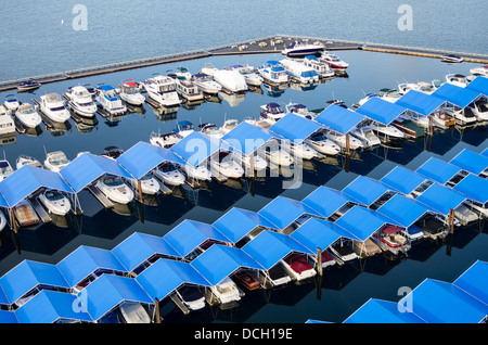 Coeur d'Alene Idaho. Coperchi di colore blu proteggere imbarcazioni presso il resort marina Foto Stock