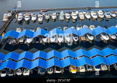 Coeur d'Alene Idaho. Coperchi di colore blu proteggere imbarcazioni presso il resort marina Foto Stock