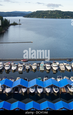 Coeur d'Alene Idaho. Coperchi di colore blu proteggere imbarcazioni presso il resort marina Foto Stock