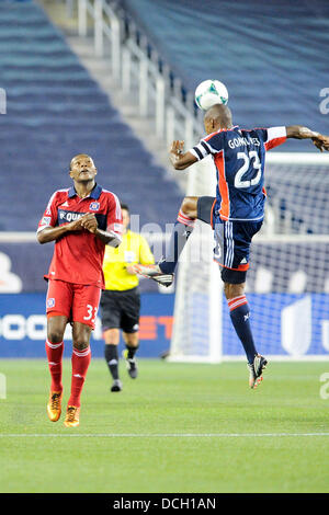 Agosto 17, 2013 - Foxborough, Massachusetts, STATI UNITI D'AMERICA - Agosto 17, 2013 - Foxborough, Massachusetts, STATI UNITI - New England Revolution defender Jose Goncalves (23) Capi la sfera durante il primo semestre giocare nel Chicago Fire vs New England Revolution Major League Soccer Game tenutosi a Gillette Stadium di Foxborough Massachusetts. Eric Canha/CSM Foto Stock