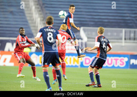 Agosto 17, 2013 - Foxborough, Massachusetts, STATI UNITI D'AMERICA - Agosto 17, 2013 - Foxborough, Massachusetts, STATI UNITI - New England Revolution in avanti Diego Fagundez (14) Capi la sfera durante il primo semestre giocare nel Chicago Fire vs New England Revolution Major League Soccer Game tenutosi a Gillette Stadium di Foxborough Massachusetts. Eric Canha/CSM Foto Stock