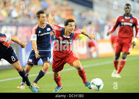 Agosto 17, 2013 - Foxborough, Massachusetts, STATI UNITI D'AMERICA - Agosto 17, 2013 - Foxborough, Massachusetts, STATI UNITI - Chicago Fire centrocampista Dilly Duka (8) cerca di passare la palla durante il primo semestre giocare nel Chicago Fire vs New England Revolution Major League Soccer Game tenutosi a Gillette Stadium di Foxborough Massachusetts. Eric Canha/CSM Foto Stock