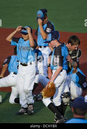 Agosto 17, 2013 - Aberdeen, Maryland, Stati Uniti - Ovest di Raleigh giocatori celebrare la loro vittoria dopo la Nuova Inghilterra (New Milford, CT) rispetto a sud-est (ovest di Raleigh, NC) U.S. Partita di campionato sul campionato Playoff giornata presso la Cal Ripken World Series di Aberdeen, Maryland il 17 agosto 2013. A ovest di Raleigh sconfitto New Milford 7-3. (Credito Immagine: © Scott Serio/eclipse/ZUMAPRESS.com) Foto Stock