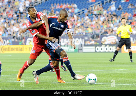 Agosto 17, 2013 - Foxborough, Massachusetts, STATI UNITI D'AMERICA - Agosto 17, 2013 - Foxborough, Massachusetts, STATI UNITI - Chicago Fire in avanti Juan Luis Anangono (33) e il New England Revolution defender Jose Goncalves (23) sia la battaglia per la sfera durante il primo semestre giocare nel Chicago Fire vs New England Revolution Major League Soccer Game tenutosi a Gillette Stadium di Foxborough Massachusetts. Eric Canha/CSM Foto Stock