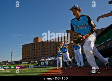 Agosto 17, 2013 - Aberdeen, Maryland, Stati Uniti - Scene del New England (New Milford, CT) rispetto a sud-est (ovest di Raleigh, NC) U.S. Partita di campionato sul campionato Playoff giornata presso la Cal Ripken World Series di Aberdeen, Maryland il 17 agosto 2013. A ovest di Raleigh sconfitto New Milford 7-3. (Credito Immagine: © Scott Serio/eclipse/ZUMAPRESS.com) Foto Stock