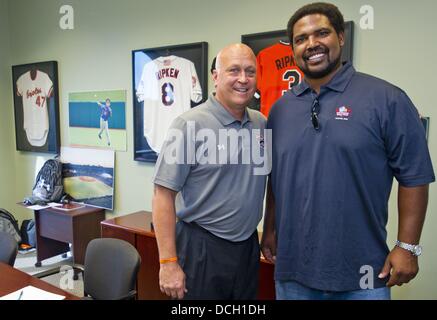 Agosto 17, 2013 - Aberdeen, Maryland, Stati Uniti - Cal Ripken, Jr. e Jonathan Ogden, entrambi Hall of Famers nei loro rispettivi sport, prima dell inizio dei giochi sul campionato Playoff giornata presso la Cal Ripken World Series di Aberdeen, Maryland il 17 agosto 2013. (Credito Immagine: © Scott Serio/eclipse/ZUMAPRESS.com) Foto Stock