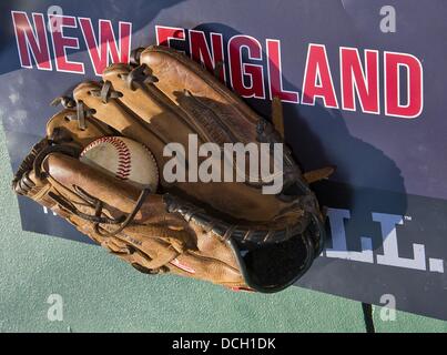 Agosto 17, 2013 - Aberdeen, Maryland, Stati Uniti - Scene del New England (New Milford, CT) rispetto a sud-est (ovest di Raleigh, NC) U.S. Partita di campionato sul campionato Playoff giornata presso la Cal Ripken World Series di Aberdeen, Maryland il 17 agosto 2013. A ovest di Raleigh sconfitto New Milford 7-3. (Credito Immagine: © Scott Serio/eclipse/ZUMAPRESS.com) Foto Stock