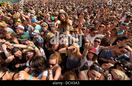Gli appassionati di musica al palco principale durante T nel Parco Festival presso Balado su luglio 8, 2013 in Kinross Foto Stock