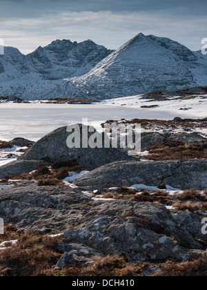 Una vista della montagna un Teallach in inverno dal Carn un Bhreabadair, Highlands, Scotland, Regno Unito Foto Stock