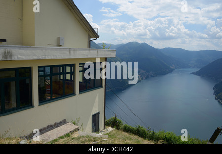 Argegno funivia per Pigra Lago di Como Italia, vista da Pigra guardando verso il villaggio di Argengo con stazione della funivia. Foto Stock