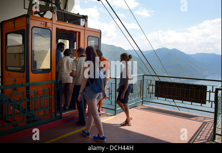 Argegno funivia per Pigra Lago di Como Italia, passeggeri che salgono a Pigra Foto Stock