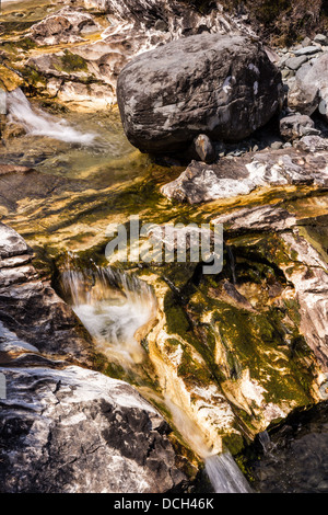 Una cascata che scorre sulle rocciose di marmo bianco letto di ruscello, Allt Aigeinn, Torrin, Isola di Skye, Scotland, Regno Unito Foto Stock