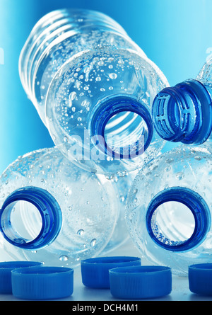 Composizione con vuoto in plastica di policarbonato di bottiglie di acqua minerale Foto Stock