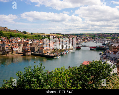 Whitby harbour con cottage sul lato est della città e il ponte girevole in estate Foto Stock