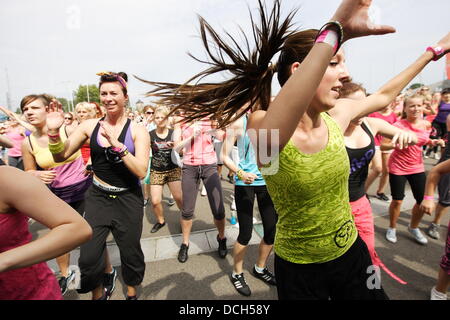 Gdansk, Polonia 18th, Agosto 2013 Zumba maraton in Gdansk nella parte anteriore della PGE Arena Stadium. Oltre 540 persone dance Zumba per battere il record mondiale Foto Stock