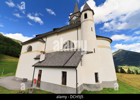 Caratteristica chiesa alpina in Laste, Veneto Italia Foto Stock