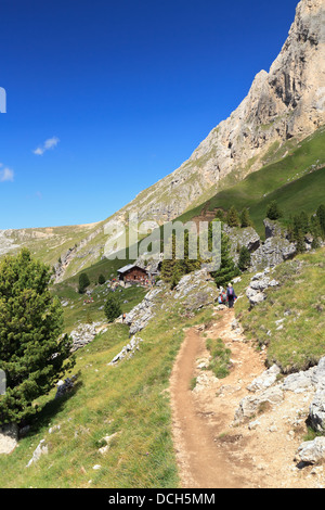 Escursione al di sotto del Sassolungo mount in Val di Fassa Trentino, Italia Foto Stock