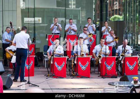 La US Air Force 'Band del Mid-America' giocando su una strada a Chicago, Illinois, Stati Uniti d'America Foto Stock