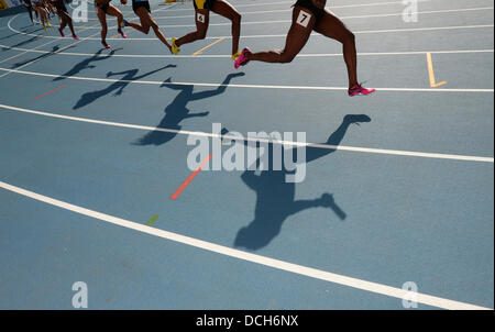 Mosca, Russia. 18 Agosto, 2013. Gli atleti competere nel femminile 4x100m relè al calore del XIV IAAF ai Campionati Mondiali di atletica di Luzhniki Stadium di Mosca, Russia, 18 agosto 2013. Foto: Bernd Thissen/dpa/Alamy Live News Foto Stock