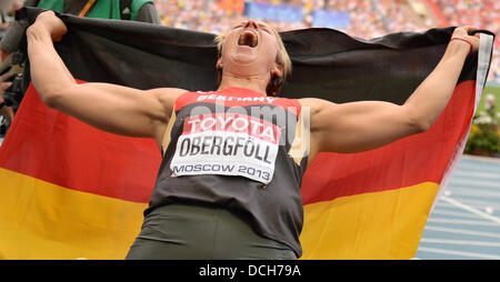 Mosca, Russia. 18 Agosto, 2013. Christina Obergfoell di Germania celebra dopo aver vinto le Donne Lancio del giavellotto Finale in occasione della quattordicesima IAAF ai Campionati Mondiali di atletica di Luzhniki Stadium di Mosca, Russia, 18 agosto 2013. Foto: Bernd Thissen/dpa/Alamy Live News Foto Stock