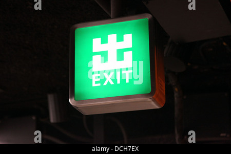 Si tratta di una foto di una scatola luce per indicare dove è il fuoco uscire. È in verde brillante e di colore in cinese e in lingua inglese Foto Stock