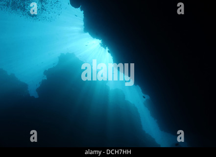 Raggi di sole rottura attraverso subacquea, Bunaken, Indonesia Foto Stock