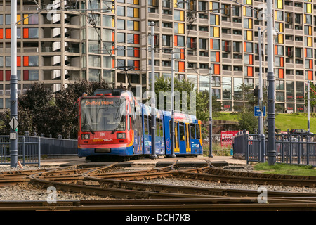 Supertram di Sheffield al Ponds Forge nel centro della città, Park Hill appartamenti dietro. Foto Stock