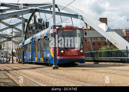 Supertram di Sheffield al Ponds Forge nel centro della citta'. Foto Stock