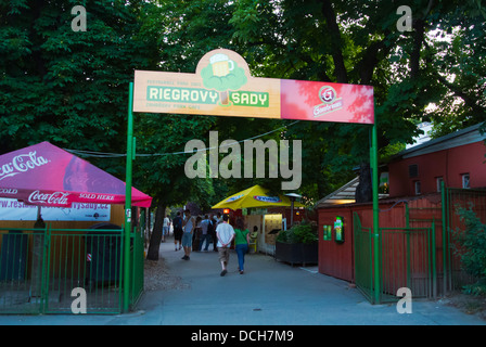 Riegrovy Sady beer garden esterno quartiere di Vinohrady di Praga Repubblica Ceca Europa Foto Stock