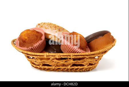 I dessert in cesto su sfondo bianco Foto Stock