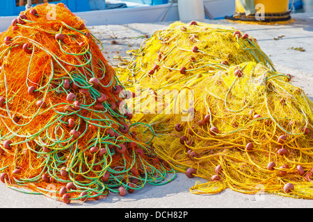 Arancio e giallo le reti da pesca in Grecia Foto Stock