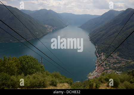 Argegno funivia per Pigra Lago di Como Italia, vista da Pigra guardando verso il villaggio di Argengo con stazione della funivia. Foto Stock