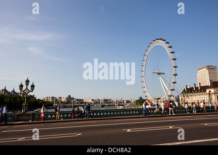 Sera summer view sul Westminster Bridge e il fiume Tamigi Londra Inghilterra REGNO UNITO Foto Stock