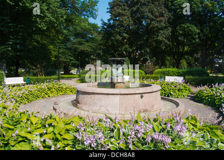 Tornide väljak torri square park esterno alle mura della vecchia città Tallinn Estonia Paesi Baltici Europa Foto Stock