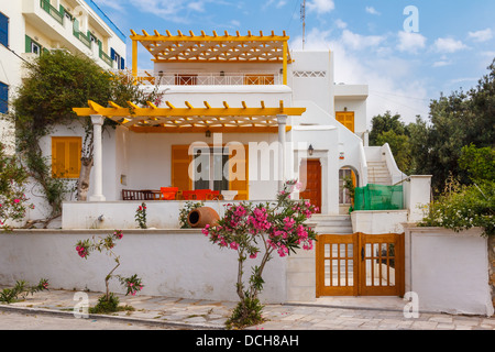 Tradizionale di colore bianco e giallo casa in Grecia Foto Stock