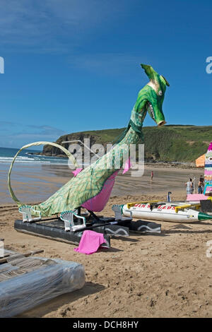 Cornwall, Regno Unito, 18 agosto 2013. Grande sole e cieli blu sono presenti come zattere di prendere le loro posizioni sulla spiaggia prima della gara Credito: Bob Sharples Alamy/Live News Foto Stock