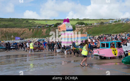 Cornwall, Regno Unito, 18 agosto 2013. La gara inizia creando una folle corsa verso il mare. Credito: Bob Sharples Alamy/Live News Foto Stock