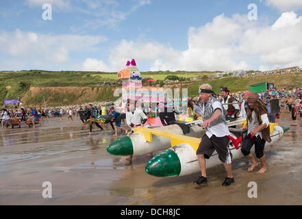 Cornwall, Regno Unito, 18 agosto 2013. Questo è il sesto anno in successione le sabbie Praa zattera gara ha avuto luogo. La gara è effettuata per raccogliere fondi per rinomato in tutto il mondo la carità Shelterbox. Credito: Bob Sharples Alamy/Live News Foto Stock