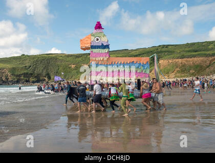 Cornwall, Regno Unito, 18 agosto 2013. Questo è il sesto anno in successione le sabbie Praa zattera gara ha avuto luogo. La gara è effettuata per raccogliere fondi per rinomato in tutto il mondo la carità Shelterbox. Credito: Bob Sharples Alamy/Live News Foto Stock