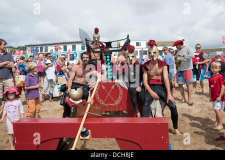 Cornwall, Regno Unito, 18 agosto 2013. Questo è il sesto anno in successione le sabbie Praa zattera gara ha avuto luogo. La gara è effettuata per raccogliere fondi per rinomato in tutto il mondo la carità Shelterbox. Credito: Bob Sharples Alamy/Live News Foto Stock