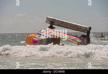 Cornwall, Regno Unito, 18 agosto 2013. Il 'Pedro' zattera è la prima vittima del pomeriggio di credito: Bob Sharples Alamy/Live News Foto Stock