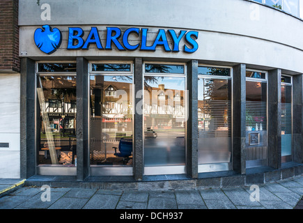 L'esterno di un locale di un ramo del nome familiare, Barclays Bank, sul villaggio di Banstead High Street, Surrey, Inghilterra, Regno Unito. Foto Stock