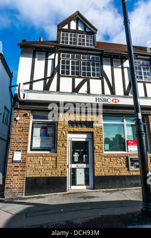 L'esterno di una filiale locale di nome familiare, HSBC, sul villaggio di Banstead High Street, Surrey, Inghilterra, Regno Unito. Foto Stock