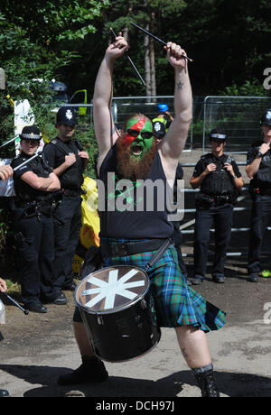 Membri della Pentacle batteristi unisciti a migliaia di manifestanti contro fracking in Balcombe West Sussex Regno Unito Foto Stock