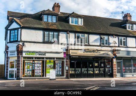 L'esterno di Cubitt & West - Agente immobiliare e Caffe Ristorante Italia, con appartamenti sopra, sul villaggio di Banstead High Street, Surrey, Inghilterra, Regno Unito. Foto Stock