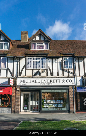 L'esterno di Michael Everett agente immobiliare, con appartamenti sopra, sul villaggio di Banstead High Street, con n. di persone intorno a. Surrey, Inghilterra, Regno Unito. Foto Stock