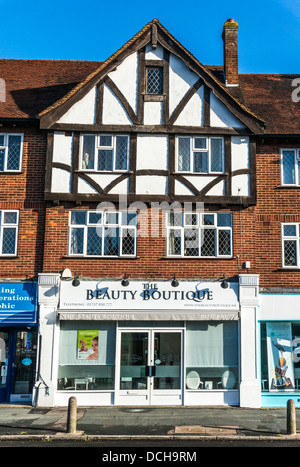 "La bellezza Boutique' shop, con appartamenti sopra, sul villaggio di Banstead High Street, su di una tranquilla domenica mattina nel Surrey, Inghilterra, Regno Unito. Foto Stock