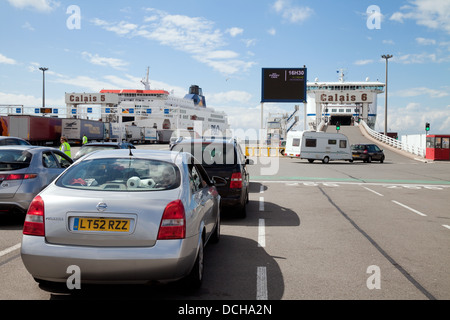 Vetture di salire a bordo di una nave traghetto barca per l'attraversamento del canale Dover a Calais route, a Calais docks, Francia, Europa Foto Stock