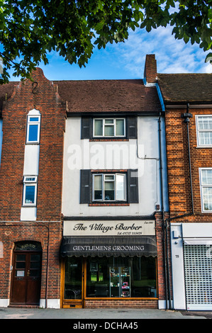 Locali indipendenti di taglio di capelli shop, il villaggio di Banstead High Street (il villaggio Barber), con appartamenti sopra, Surrey, Inghilterra, Regno Unito. Foto Stock